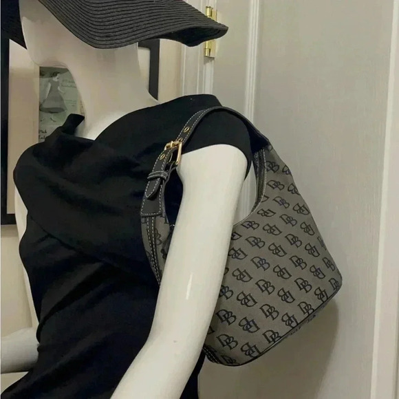Dooney&Bourck Beautiful medium size shoulder bag is chic and attractive - Picture 2 of 15